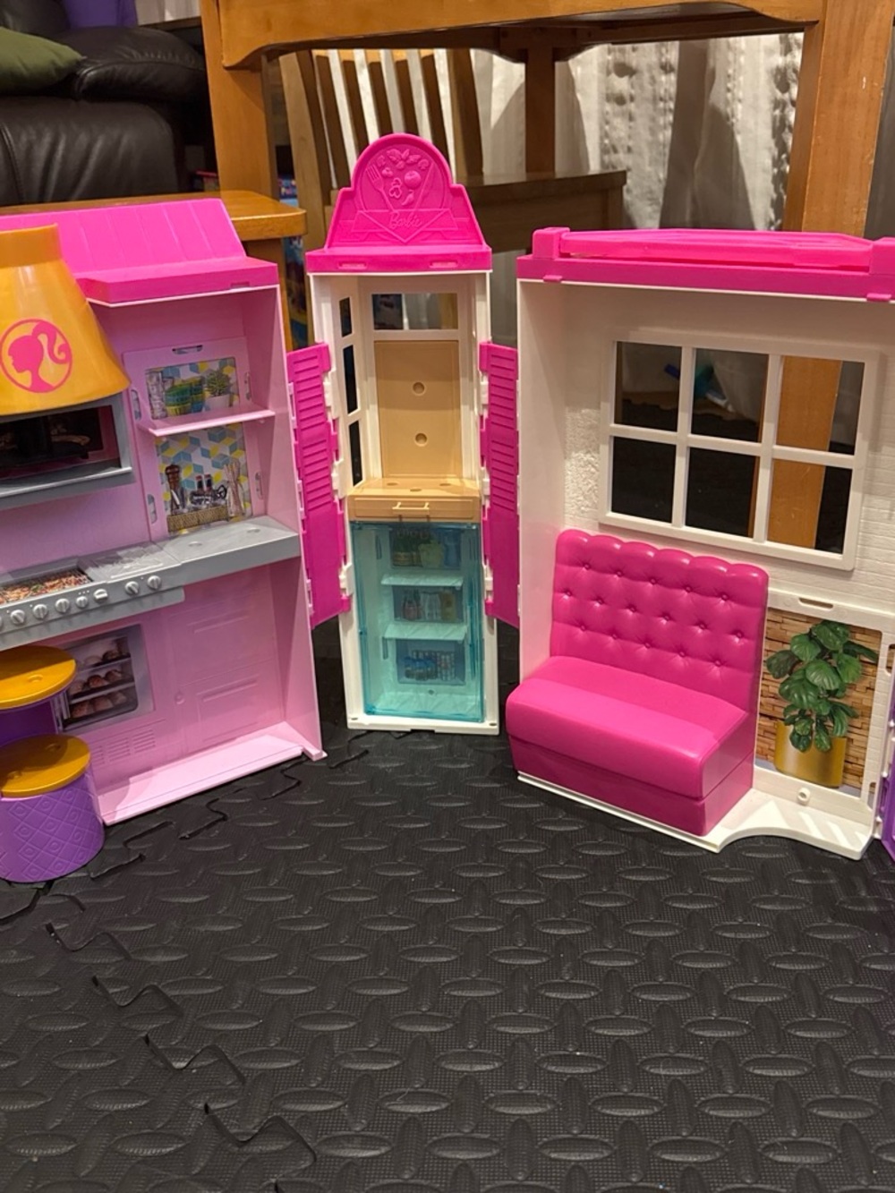 Barbie Cook n Grill Restaurant Fold and Go Playset